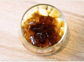 step3: 將黑木耳健康凍自容器中取出，分切成丁狀後，也放入至杯中。