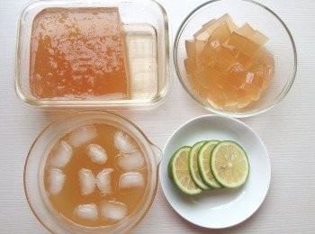 step5: 成型後將愛玉凍切成丁狀,加上蜂蜜和檸檬汁及冰塊即可享用。