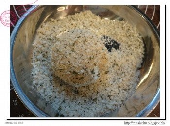 step5: 麵包糠、Parsley、Basil 混合。麵團塗上蛋液, 反轉麵團沾上麵包糠。