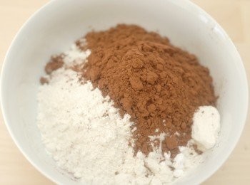 step2: 將麵粉，可可粉，泡打粉過篩後拌勻，備用