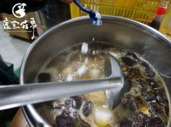 step4: 煮約20分鐘後，嚐味道鹹淡，起鍋前加入適量鹽巴調味即可。