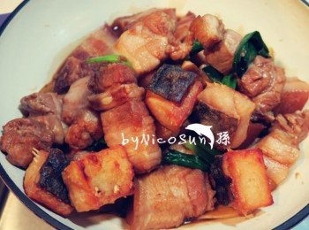 step6: 加入鰻魚乾及兩大碗水煮滾.蓋鍋轉小火燒40分