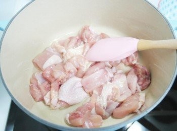 step2: 取一鍋倒入些許油後放入切塊的雞肉!!!