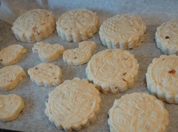 step6: 放入已預熱的烤箱，先用 150 C 的温度先烤 10分鐘，再轉120 C 烤約25-30分鐘，把餅烘乾即可。