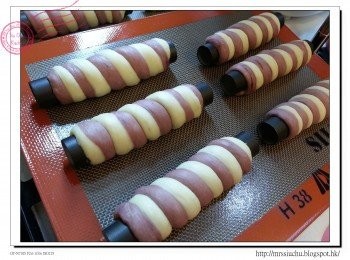 step7: 在模具上塗少許牛油。把麵團一端按實在模具一邊低約1cm的位置, 然後沿著模具把麵條卷上, 收口按實, 最後收口向下放焗盤上。