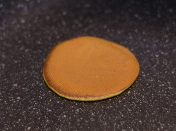 step7: 等到中心部份都出現氣泡，以及有部份氣泡爆開，代表餅已經大部份熟透，可以反面煎，建議用平面薄身之剷子。反面後多煎大約10秒左右直至沒有濕粉漿後可取起，緊記不要煎過久否則班戟會變太乾 開始煎第二批前先關火，放平底鑊於凍濕毛巾上降溫，再重覆以上5-7步驟