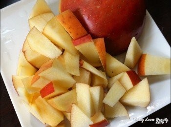 step2: 先將蘋果洗淨後切半，再切成蘋果丁備用
(外皮可不削除，但要洗淨外層的蠟)