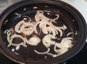 step2: 鍋中放入牛油燒熱, 放入洋蔥﹐娃娃菜﹐甘荀炒至軟身。