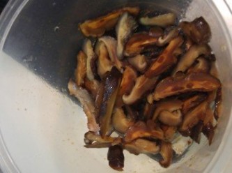 step1: 冬菇浸軟切絲, 用生抽, 糖及麻油各半茶匙調味。