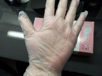 step3: 戴上處理食物用膠手套（類似醫生手套，不是BBQ果d）