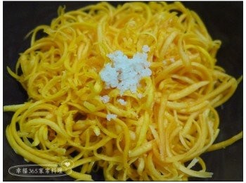 step2: 加入鹽之後輕輕抓勻，靜置1小時讓南瓜絲慢慢軟化。