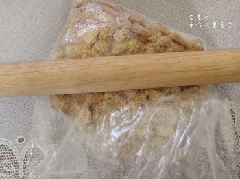 step1: 消化餅放入袋子裡，用桿麵棍壓成粉末