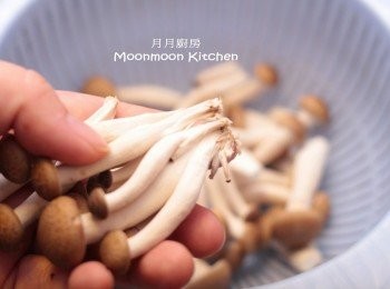 step1: 本菇切去蒂洗淨。