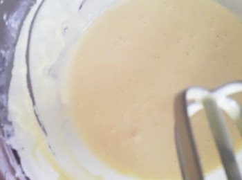 step4: 超商或是賣場有賣酥炸粉喔~調成粉漿加入一茶匙沙拉油 拌勻~可以增加脆度喔