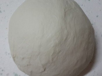 step1: 中筋麵粉與冷水,少許鹽巴調成麵糰把麵糰揉至表面光滑後用保鮮膜包好靜置1小時備用