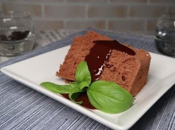 step10: 切塊後即可安心享用，滿滿的巧克力香氣搭配完整的蛋糕組織，簡單又好吃😋