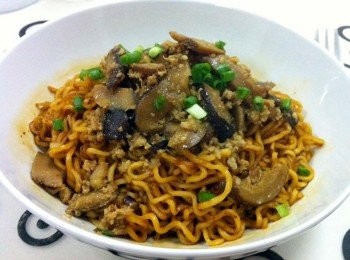 step4: 温馨提示；吃不完的香菇肉燥，收進冰箱，隔天可以加入煮好的乾麵，攪拌均勻來吃哦！