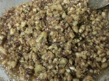 step3: 加入醬油至上色~米酒少許~再拌炒均勻