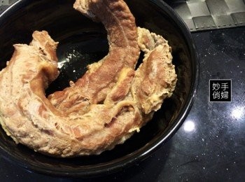 step3: 把煮好的牛腩條放涼之後切成塊狀入口大小,
接著把蔥薑濾掉,牛高湯留下來備用