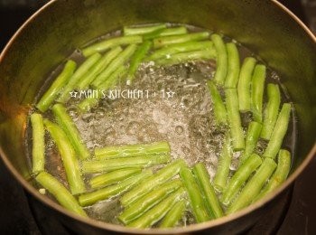 step1: 首先將四季豆切成段狀後下鍋川燙，直到四季豆變的翠綠後撈起。
