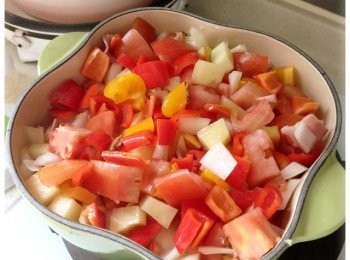 step5: 再加入蕃茄和黃椒粒，兜勻。