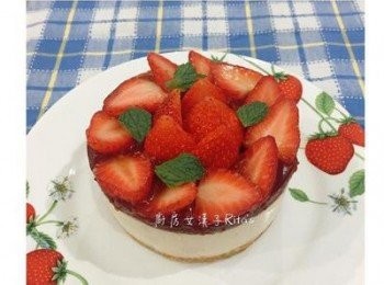 step6: 取出冷藏固定後的草莓乳酪蛋糕，從底部輕輕往上推，便可脫模。放在盤子上，擺上用食用水洗淨和擦乾的薄荷葉做裝飾，喜歡撒點糖粉的朋友亦可在草莓上篩些糖粉。即可享用。