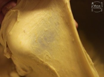 step4: 之後加入橄欖油搓揉直到可撐出薄膜