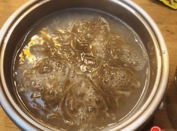 step3: 放入紅薯粉煮至軟身，期間需要用筷子搞動，以防黏底