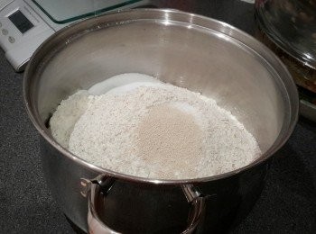 step1: 先將麵粉，酵母，糖，鹽倒入碗內拌勻