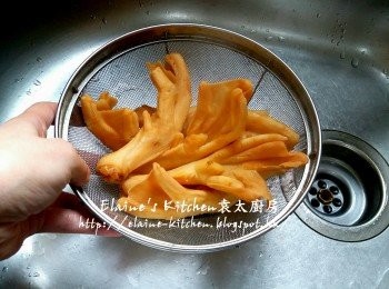 step3: 放入鴨腳蓋上蓋用中火出水5分鐘 , 盛起瀝乾水份