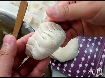 step3: 可以將餡料包入餃子皮中，盡量將餡料逼進餃皮的中間，餡料要適量不要太多 (❤短片附有3種包法) ,  包好嘅餃子隨時可以煎或水煮