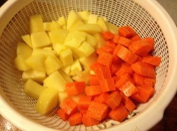 step2: 甘荀切粒，薯仔切粒