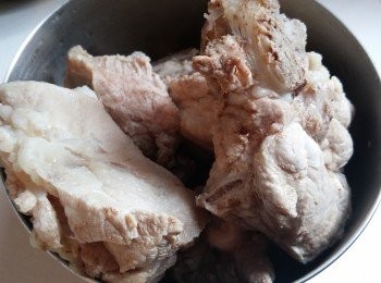 step1: 豬尾骨凍水開始出水，水滾後再煲多5分鐘，洗淨去除血污。