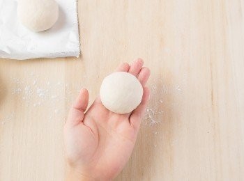 step20: 將捏合處朝下,等麵團表面變得光滑後就OK！