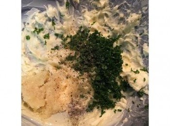 step3: 放入蒜泥、鹽、黑胡椒粉、香菇精及切碎的巴西里葉混勻即可放入冰箱冷藏。（記得入冰箱前先試吃並調整出自己愛的鹹度喔～）