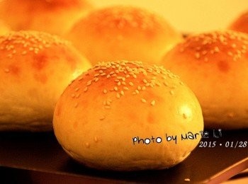 step5: 漂亮的《漢堡包》出爐了
深夜出爐的《漢堡包》讓人在撲鼻的香氣中掙扎
想像著將它夾進美味多汁的餡料
只好默默地吞下口水上床去‧‧‧