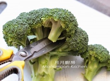step3: 西蘭花切細件，洗淨。