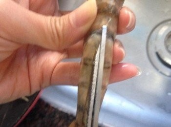 step3: 用剪刀從蝦尾向上剪開至蝦頭