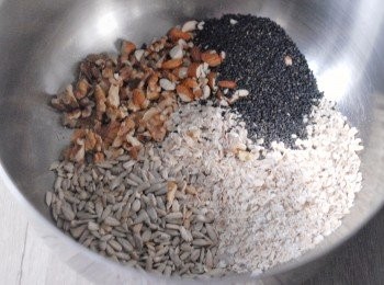 step2: 將燕麥片，核桃，杏仁，黑芝麻，太陽花籽拌勻