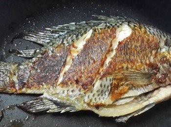 step2: 起油鍋先將吳郭魚煎至8分熟