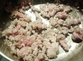 step2: 熱鍋起油，下薑蓉，蒜蓉，紅蔥頭蓉炒勻，放入免治豬肉炒約3分鐘