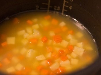 step3: 鋪上薯仔及蘿蔔粒，不用拌開，然後放入電飯煲用正常情序煮熟