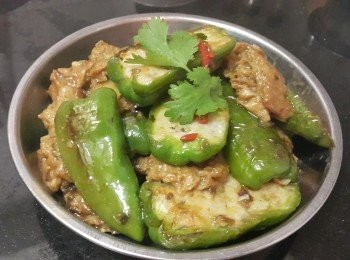 step7: 麵筋用熱水輕輕拖走表面油份, 再搾壓水份備用 , 因多數是隨意外露擺賣 , 難免有污物 , 而且可去除多餘油份及污物, 在烹煮時更不會出現一層油膜 .

先將鯪魚肉用生粉, 糖, 麻油，雞粉蔥花撈至起膠 (最好冷凍 30 分鐘才釀入辣椒 , 可令魚肉起膠效果更佳) , 將青辣椒清洗去籽隔乾水份, 撒少少生粉在青