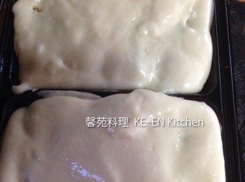 step7: 鬆餅機抹上少許油、把6倒入