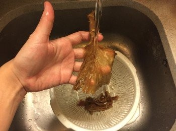 step2: 梅菜用水沖洗, 不要浸 (以保留梅菜的味道)