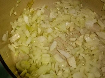 step2: 用兩茶匙油，爆香洋蔥及蒜蓉。