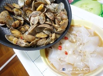 step5: 把瀝乾的粉皮鋪在碟上，然後把煮好的蜆淋在粉皮上。如果覺得湯汁太多的話，不用把全部湯汁都倒進去，不過老公喜歡把汁當湯喝，所以就全部加進去。