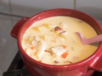 step9: 打開蓋，關火，待 1 分鐘後邊攪拌邊倒入淡忌廉拌勻即成