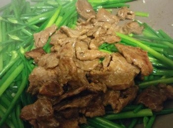 step2: 爆香蒜蓉落韮菜炒熟加<span class="group_3">菜調味料</span>,牛肉回鑊即成。