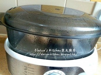 step12: 取適量餃子放入電蒸鍋內 , 蓋上蓋蒸15分鐘